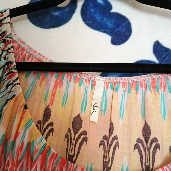 Vee Multicolor Patterned Top - Picture 3 of 5